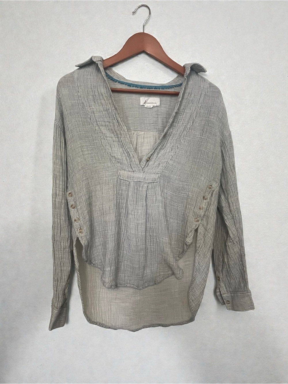 ANTHROPOLOGIE Size XS Gray Gauzy Cotton V Neck Side Button Popover Shirt Blouse